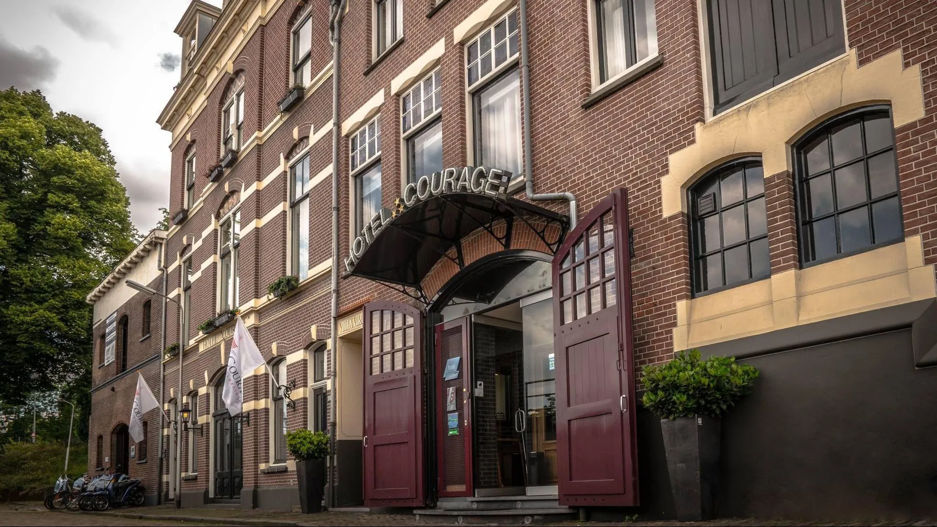 Ingang Hotel Courage